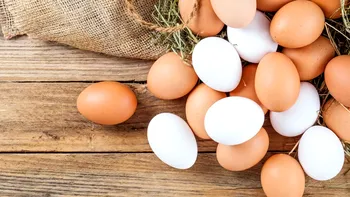 Diferenţa dintre ouăle albe şi maro. Care ar avea mai mulţi nutrienţi