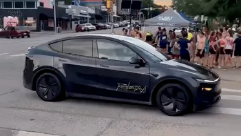 Tesla Robotaxi fără șofer sau backup, pe străzile din Texas, SUA. Probabil cea mai importantă victorie pentru Elon Musk în 2025