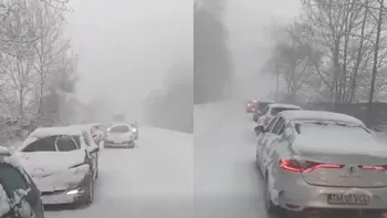 Haos pe Valea Oltului din cauza ninsorii abundente. Sunt coloane de kilometri întregi, iar traficul este blocat după ce un TIR s-a defectat