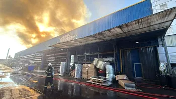 Incendiu de proporții în Sectorul 6. Intervenție de amploare a pompierilor, mesaj Ro-alert pentru populație
