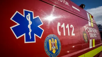 Un autocar cu zeci de călători a luat foc în mers. Oamenii, adăpostiți într-o școală din Mureș
