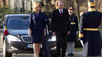Traian Băsescu, din nou în fața altarului. Fostul președinte și soția lui, Maria, au sărbătorit 50 de ani de căsnicie într-un mod inedit FOTO