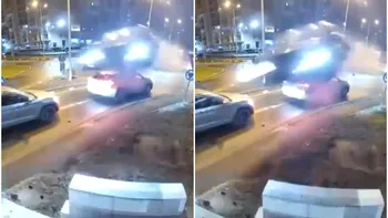 Momentul în care un șofer din Oradea sare cu mașina peste un sens giratoriu și trece pe deasupra altor două autoturisme VIDEO