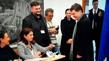 Nicușor Dan a mers la vot alături de Mirabela Grădinaru. Cum au fost primiți de oamenii care așteptau să voteze