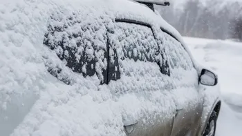 Obiectele pe care nu trebuie să le lași în mașină pe timp de iarnă. Greșeala frecventă a șoferilor