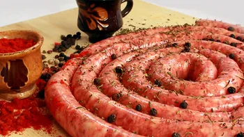 Ordinea în care trebuie puse ingredientele la cârnații de casă pentru un gust perfect. Regula măcelarilor