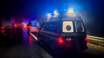 Plan Roșu activat după un accident grav pe A1, la Săliște. Patru persoane, inclusiv doi copii, au ajuns la spital