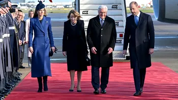 Prinţul şi Prinţesa de Wales, gazde la aeroport pentru preşedintele Germaniei şi soţia lui. Ținuta lui Kate, încărcată de semnificații