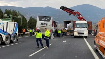 Șapte morți într-un accident pe autostradă în Turcia. Un autobuz a lovit un camion staționat