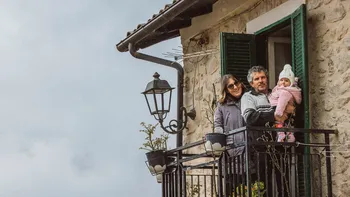 Un sat întreg a ieșit la sărbătoare pentru primul copil născut după 30 de ani. Adevărul dur despre natalitate, în mediul rural italian