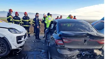 Accident de amploare în Covasna. Şapte maşini şi 17 persoane sunt implicate, mai multe victime au fost duse la spital
