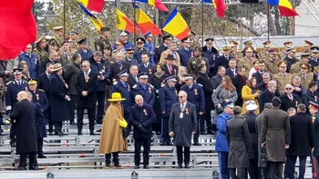 Cine este femeia misterioasă cu adidași și pălărie galbenă, care a atras atenția tuturor la Parada de 1 Decembrie