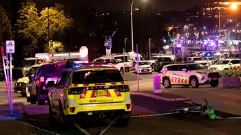 Momentul în care un bărbat îi ia arma unuia dintre atacatorii de pe plaja din Australia, după ce se luptă cu el