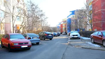 Colindători nemulțumiți că au fost refuzați au vandalizat ușile mai multor apartamente din Constanța