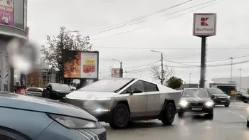 Tesla Cybertruck, mașina interzisă în UE, surprinsă pe străzile din Craiova FOTO
