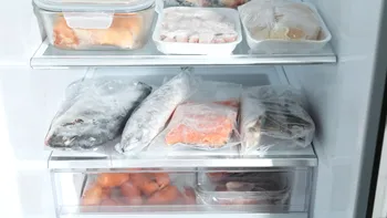 De ce îngheață frigiderul în interior iarna. Motive şi soluţii simple