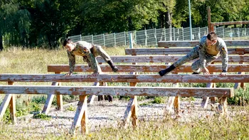 Statul oferă peste 25.000 de lei tinerilor români care acceptă pregătirea militară voluntară. Banii vin după patru luni