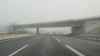 Cod galben de ceaţă în mai multe judeţe. Vizibilitate redusă şi gheţuş, inclusiv pe autostrăzi, avertizează Infotrafic
