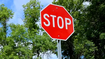 Stop vs. cedează trecerea în 2026: diferențe, obligații și sancțiuni când nu oprești