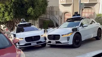 Trei taxiuri autonome Waymo blocate pe o stradă au demonstrat din nou limitele tehnologiei