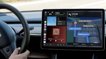 Tesla a pierdut lupta cu utilizatorii de iPhone. Se pare că vom avea Apple CarPlay pe consola centrală