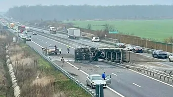 Trafic blocat pe A3 după răsturnarea unui TIR încărcat cu piatră. Şoferii, sfătuiţi să folosească rute alternative. Update