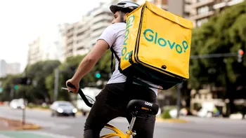 Platformele digitale devin un angajator major pentru români: Uber, Glovo, Bolt și Wolt își extind influența pe piața muncii