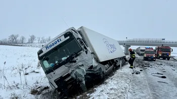 Accident grav pe centura Timișoarei: o mașină s-a izbit de un TIR, după ce șoferul a pierdut controlul volanului. Un bărbat a murit, altul este rănit