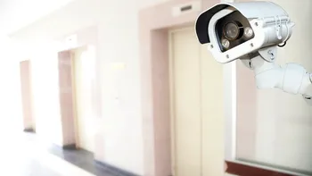 Ai voie să montezi camera de filmat pe casa scării: ce scrie în lege