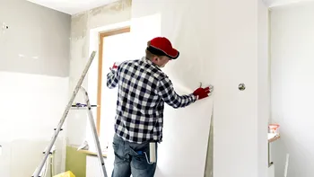 Cât vor plăti în plus românii pentru renovările din apartamente şi casă: taxa de carbon scumpeşte materialele