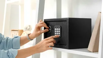 Ce a găsit o badantă în seiful din casa bătrânului de 93 de ani pe care îl îngrijea: femeia se aştepta la cu totul altceva