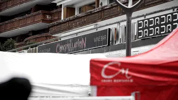 Patroana barului din Crans-Montana ar fi fost în local în momentul incendiului. Noi detalii despre tragedia din Elveţia