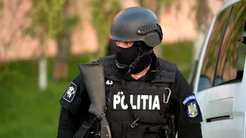 Dealerii de droguri din Cenei își ascundeau marfa într-un borcan de murături. Doi suspecți, de 17 și 24 de ani, reținuți