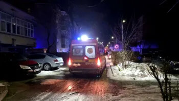 Explozie într-un bloc din Alba Iulia. Mai multe apartamente au fost afectate, pompierii și medicii au intervenit de urgență