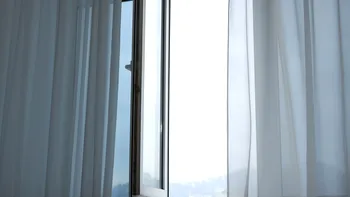 Ferestre deschise larg 10 minute sau pe verticală mai mult timp: varianta corectă de a aerisi, conform experţilor
