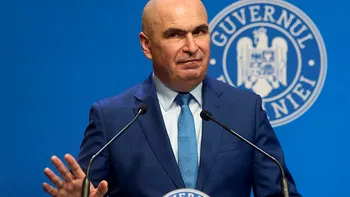 Ilie Bolojan, huiduit de protestatari la sosirea la Primăria Botoşani. Cum a reacționat premierul, după ce a auzit ce se striga VIDEO