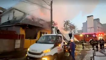 Incendiu puternic în București. O casă a ars ca o torță, două persoane au ajuns la spital VIDEO