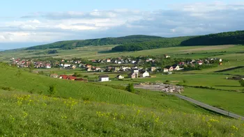 Investiție de zeci de mii de euro într-o comună din România fără drumuri. Achiziția făcută de autoritățile locale a stârnit furie