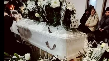 Momente extrem de dureroase în ziua înmormântării lui Mario. Imagini greu de privit din casa durerii, din Cenei, Timiș. Gestul emoționant făcut de colegii adolescentului