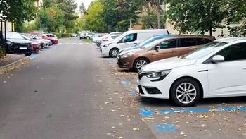 Orașul din România unde a apărut parcarea la comun. Două taxe pentru același loc, reacții dure în rândul șoferilor