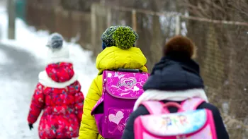 Pe ce dată se întorc elevii la școală în ianuarie 2026. Calendarul complet al anului școlar. Când iau vacanță în februarie în fiecare județ