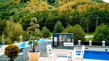 Perla turismului românesc de care sigur nu ai auzit. Piscina, ciubărul, munţii şi mâncarea delicioasă îi atrag pe mulţi străini