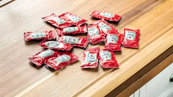 Pliculețele de ketchup și maioneză în restaurante. Ce prevăd noile reguli UE privind ambalajele