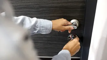 Poți refuza accesul în apartament pentru verificări? Ce prevede legea