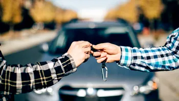 Satul cu 30 de vecini care împart o mașină. Cheile sunt mereu la bar, cum folosesc autoturismul