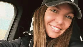Simona Halep, surprinsă alături de un tânăr român în Dubai. Maşina de lux pe care fosta jucătoare de tenis o conduce acolo