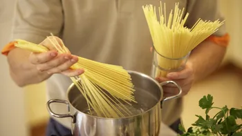 Singura situație în care este permis să rupi pastele atunci când le gătești. Ce spune un celebru chef italian