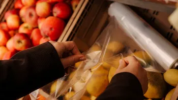 Supermarketurile schimbă regulile: pungile de plastic pentru fructe și legume o să dispară. Cu ce vor fi înlocuite în țările UE