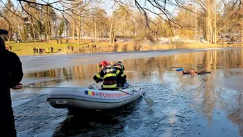 Un muncitor din Nepal a ținut fetița căzută în lacul înghețat din Craiova la suprafață. Operațiunea de salvare a fost filmată chiar de prefect: „Ana, dă din mânuțe” VIDEO