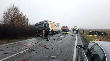 Un supraviețuitor al accidentului din Timiș ar fi oferit primele detalii despre momentul impactului. Volanul s-ar fi blocat în timpul depășirii